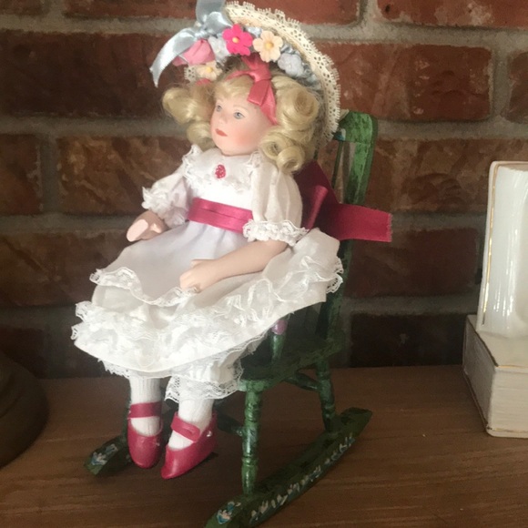 💚 Rare Vintage 1970’s Hand painted Doll Rocking Chair - Picture 2 of 13